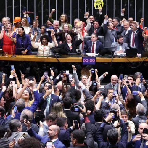 Deputadas puxam coro contra Nikolas Ferreira durante debate da PEC 6×1