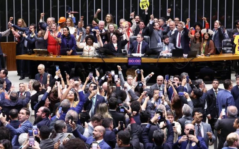 Deputadas puxam coro contra Nikolas Ferreira durante debate da PEC 6×1