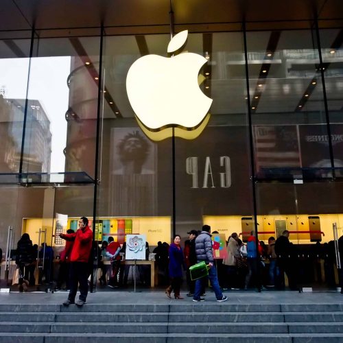 Apple é multada em mais de R$ 100 mil por venda de aparelhos sem fonte de carregador em Maceió