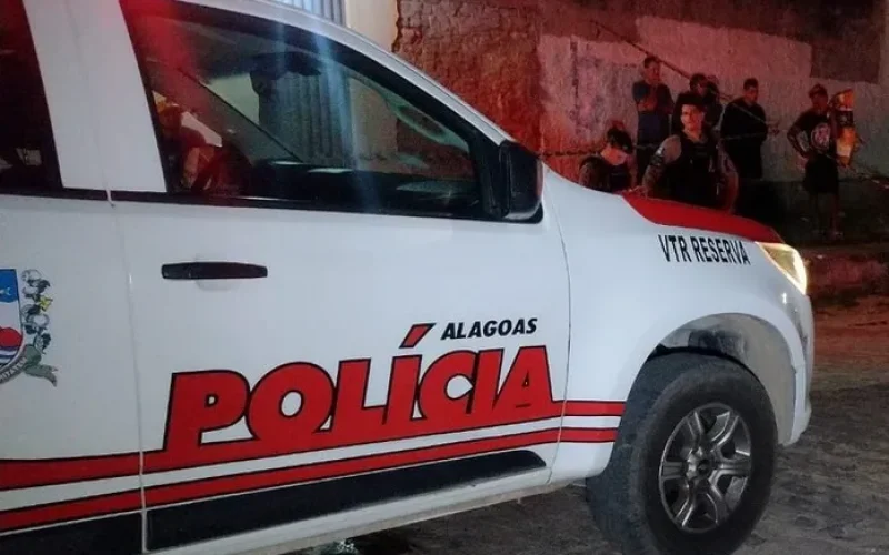Mulher é presa após tentar matar companheiro com faca no Vilagem Campestre