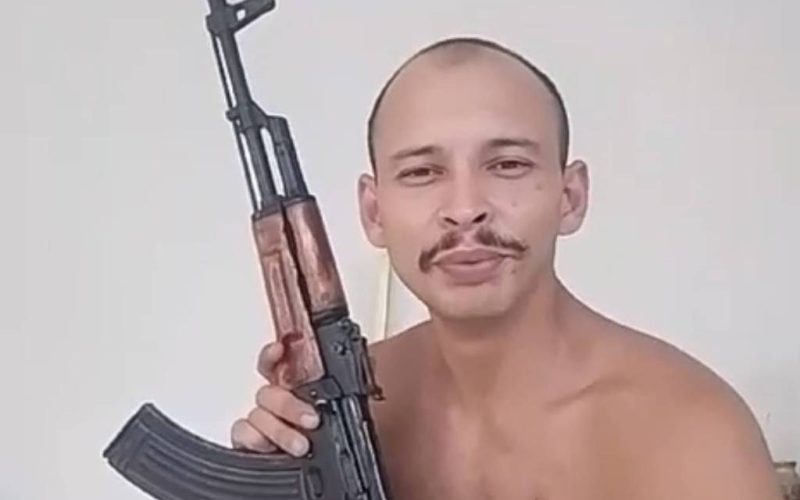 Traficante do Comando Vermelho grava vídeo armado na Ucrânia e envia recado ao Brasil