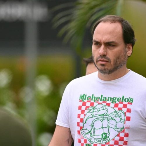 Carlos Bolsonaro: por que soltaram Daniel Vorcaro e mantêm Bolsonaro preso?