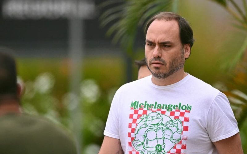 Carlos Bolsonaro: por que soltaram Daniel Vorcaro e mantêm Bolsonaro preso?