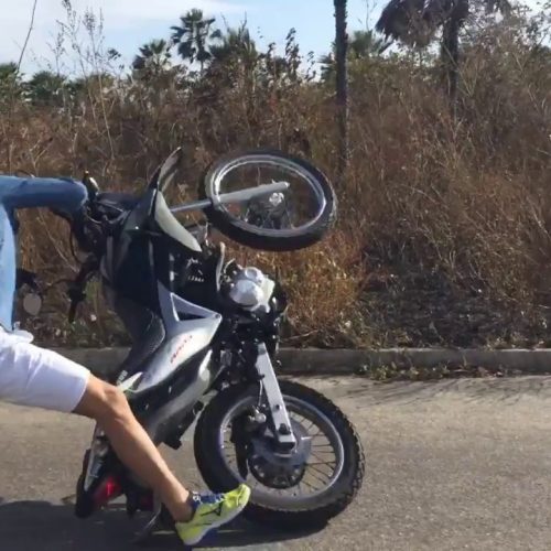 Motociclistas sem capacete se exaltam durante abordagem e acabam detidos