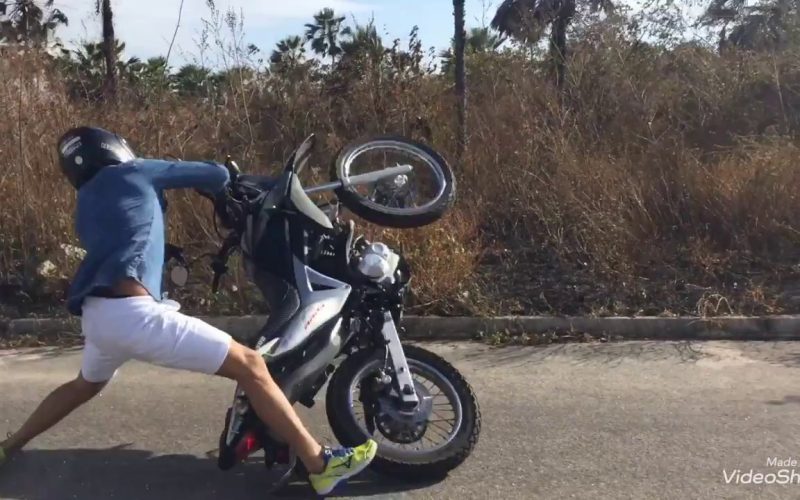 Motociclistas sem capacete se exaltam durante abordagem e acabam detidos