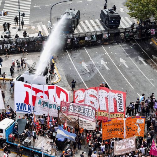 Governo Milei anuncia esquema de repressão e orienta imprensa antes de protestos na Argentina