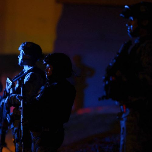 Criminosos tomam conta de cidades no méxico e país mobiliza 10 mil militares após morte de “El Mencho”