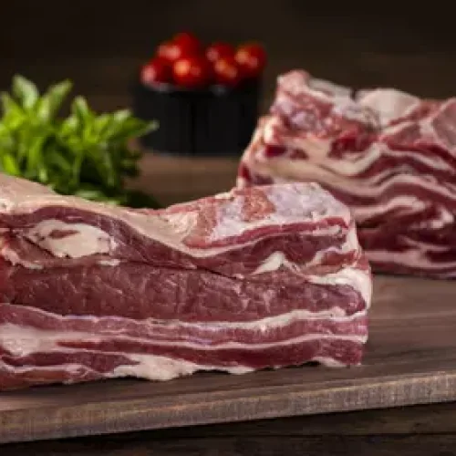 Homem agride funcionários com pedra, rouba 1kg de charque e é preso em Maceió