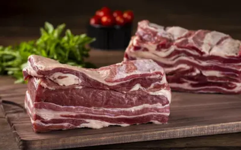 Homem agride funcionários com pedra, rouba 1kg de charque e é preso em Maceió