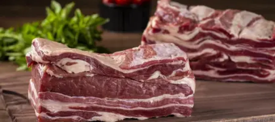 Homem agride funcionários com pedra, rouba 1kg de charque e é preso em Maceió