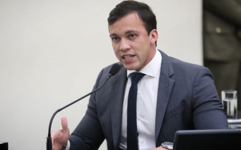 Deputado Leonam cobra da SESAU que pague salários atrasados de profissionais de enfermagem