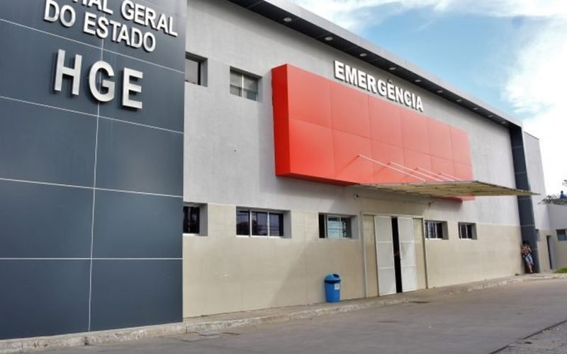 Homem acusado de cometer roubos no Pilar busca atendimento médico após ser atingido por tiros nas mãos