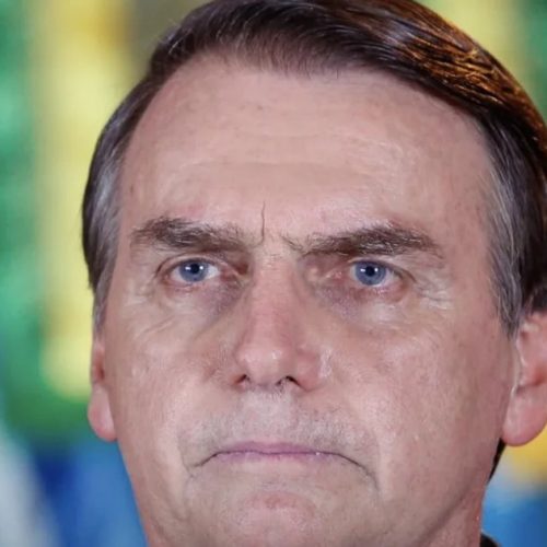 Bolsonaro justifica arma durante prisão domiciliar: “Três mulheres em casa”
