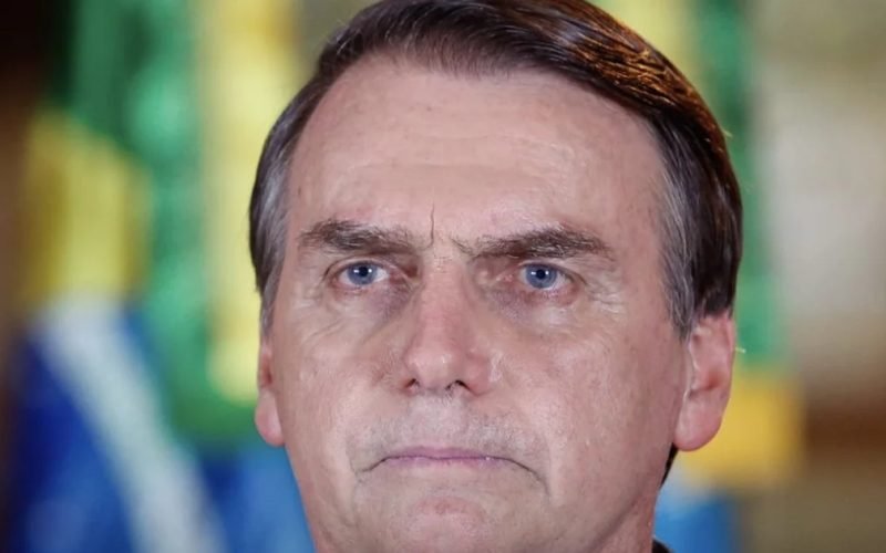 Bolsonaro justifica arma durante prisão domiciliar: “Três mulheres em casa”