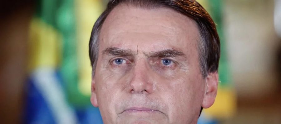 Bolsonaro justifica arma durante prisão domiciliar: “Três mulheres em casa”