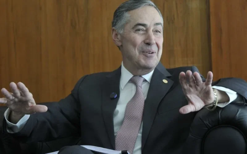 Ministro Barroso afirma que pena de Bolsonaro é alta, mas é o que está prevista pela lei