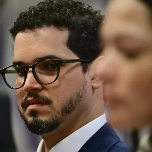 Advogado descobre prisão do pai durante depoimento na CPMI do INSS