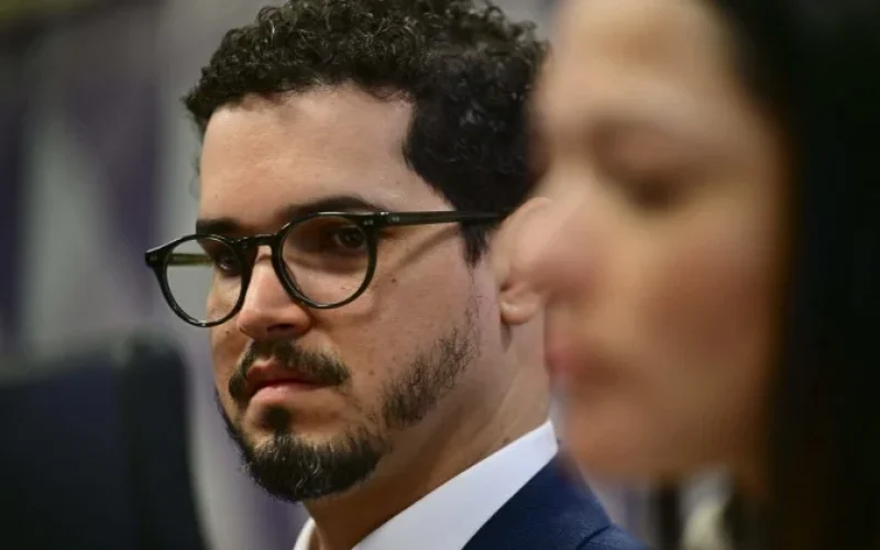 Advogado descobre prisão do pai durante depoimento na CPMI do INSS