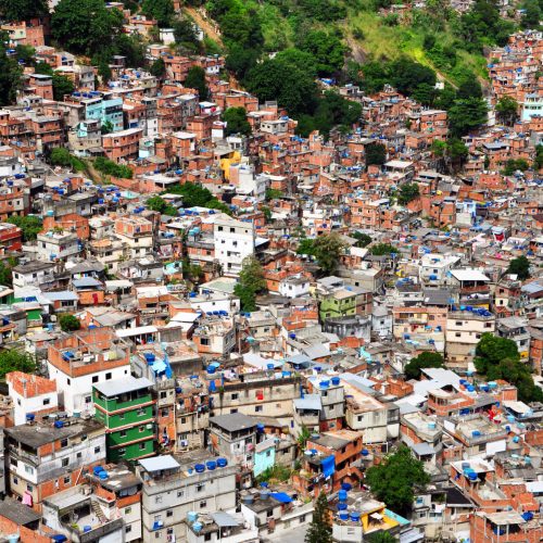 Pobres pagam 32% da renda em impostos, enquanto super-ricos desembolsam apenas 10%