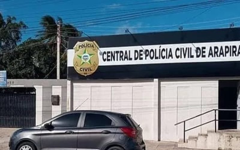 Homem ameaça padrasto com facão e avança contra policiais com foice em Arapiraca