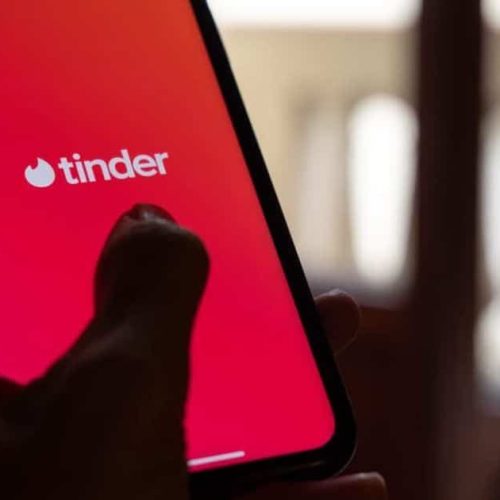Justiça manda Tinder reativar perfil de homem com 55 mil “matches” e fixa indenização de R$ 8 mil