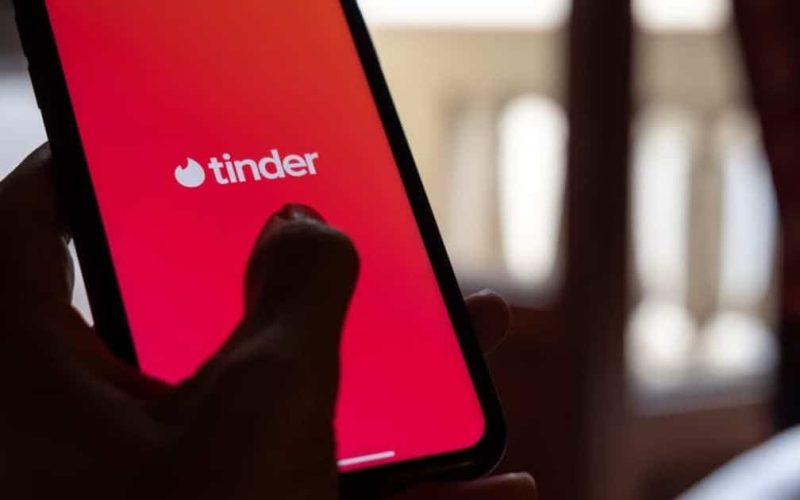Justiça manda Tinder reativar perfil de homem com 55 mil “matches” e fixa indenização de R$ 8 mil