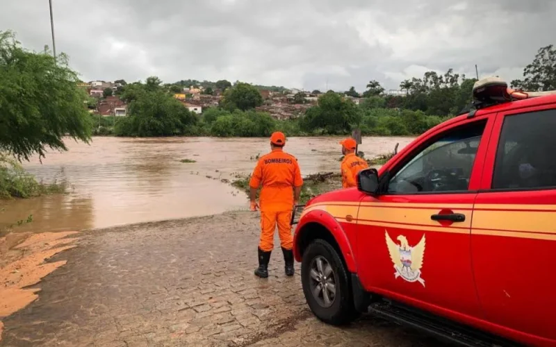Chuvas persistem e causam transbordamentos de rios no interior de Alagoas