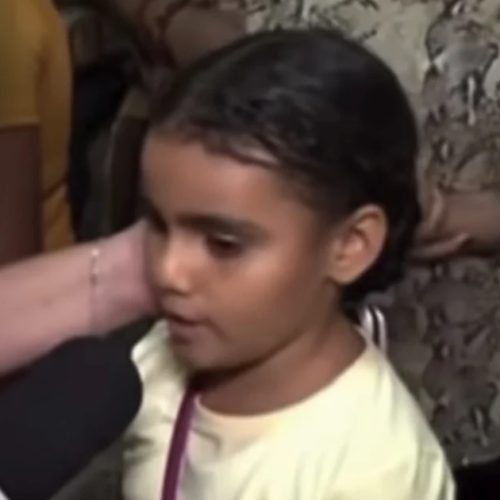 Menina de 8 anos emociona ao falar da saudade da mãe durante festa religiosa