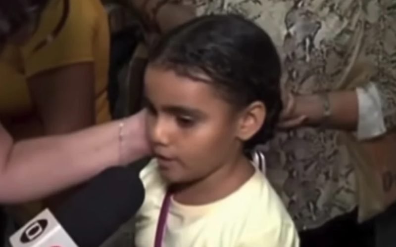 Menina de 8 anos emociona ao falar da saudade da mãe durante festa religiosa