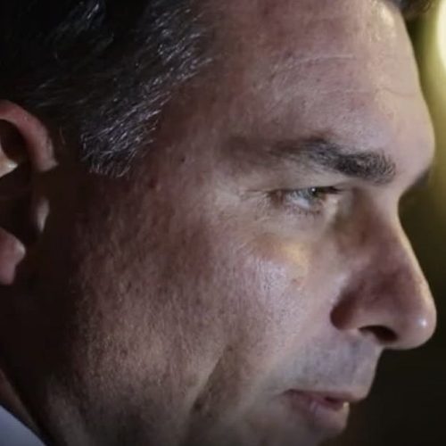 Flávio Bolsonaro formaliza defesa no STF após novo inquérito de Moraes