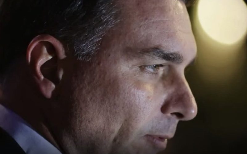 Flávio Bolsonaro formaliza defesa no STF após novo inquérito de Moraes