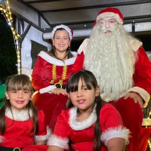 Prefeito de Junqueiro volta a surpreender e aparece como Papai Noel no acendimento das luzes natalinas