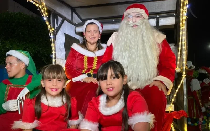 Prefeito de Junqueiro volta a surpreender e aparece como Papai Noel no acendimento das luzes natalinas