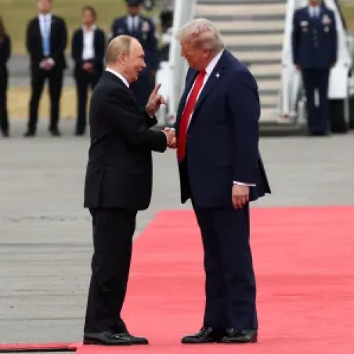 Putin e Trump apertam as mãos ao desembarcarem no Alasca para reunião