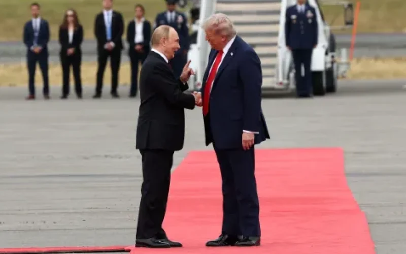 Putin e Trump apertam as mãos ao desembarcarem no Alasca para reunião