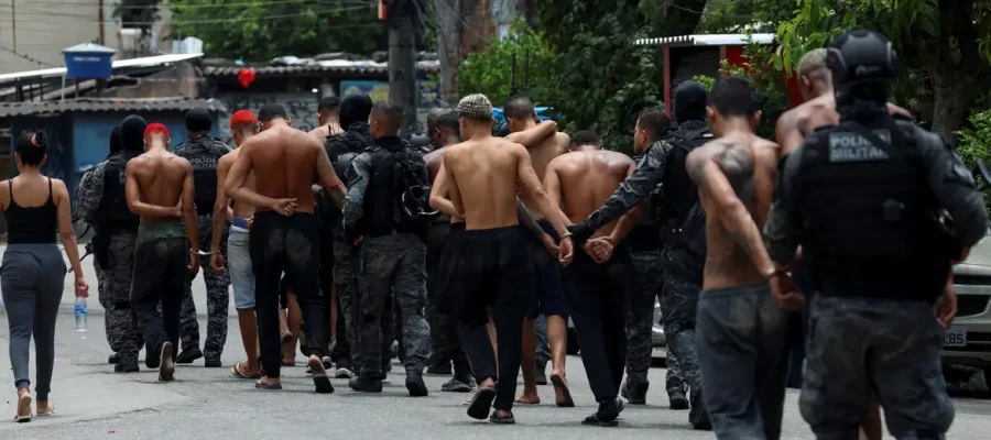 Secretário da Polícia Civil denuncia manipulação de cenas de crime por facção após operação no Rio