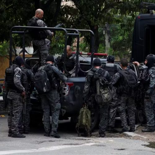 Secretário da PM do Rio homenageia policiais feridos em megaoperação nos complexos do Alemão e Penha