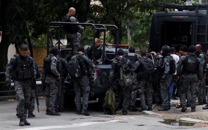 Secretário da PM do Rio homenageia policiais feridos em megaoperação nos complexos do Alemão e Penha