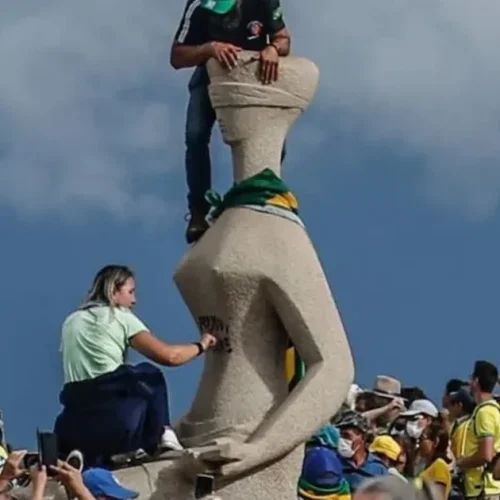 Moraes diz que lei ainda não vale e nega redução de pena a Débora do batom