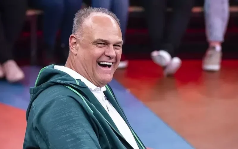 Filho de Oscar Schmidt emociona ao se despedir do pai: “O mundo perde um ídolo, e eu perco meu pai”