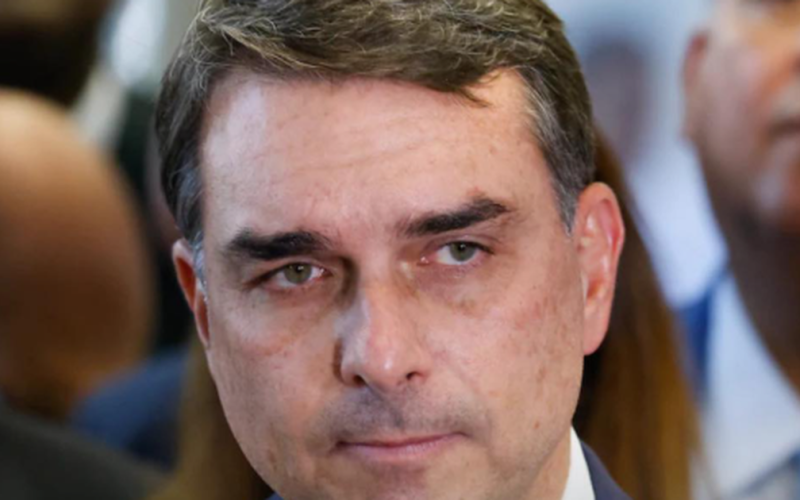 Flávio Bolsonaro aciona justiça para apagar vídeo que o chama de ”corrupto”