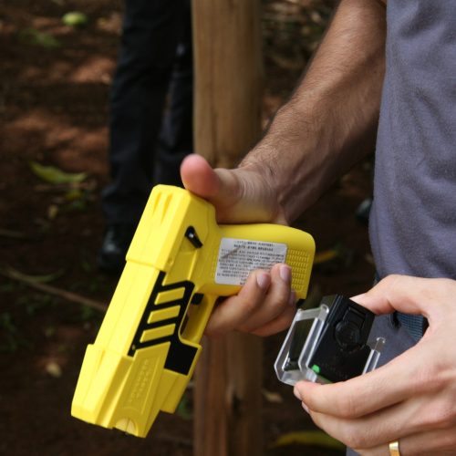 Homem usa arma de choque para impedir assalto a casal