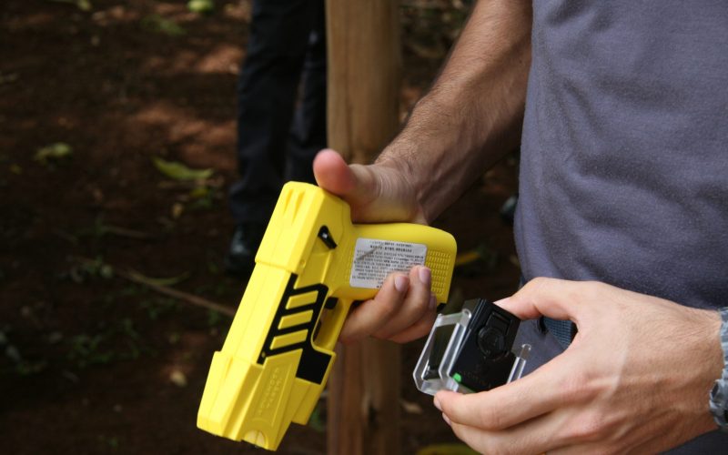 Homem usa arma de choque para impedir assalto a casal