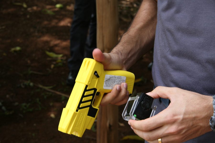 Homem usa arma de choque para impedir assalto a casal