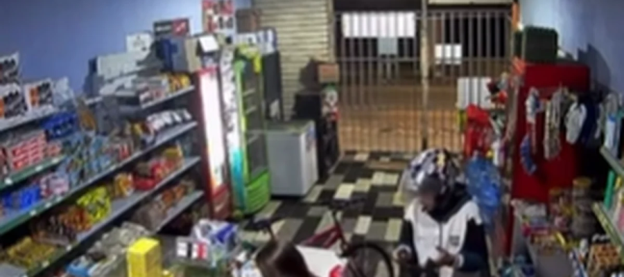 Polícia tenta identificar suspeito de assaltar estabelecimento em plena luz do dia em Arapiraca