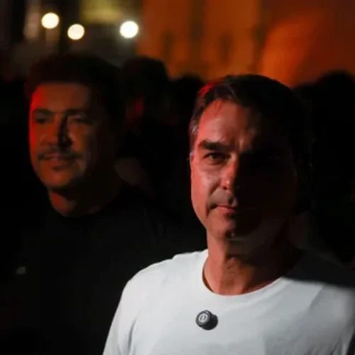Após crise familiar, Flávio Bolsonaro participa de romaria e faz caminhada com apoiadores