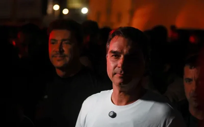 Após crise familiar, Flávio Bolsonaro participa de romaria e faz caminhada com apoiadores