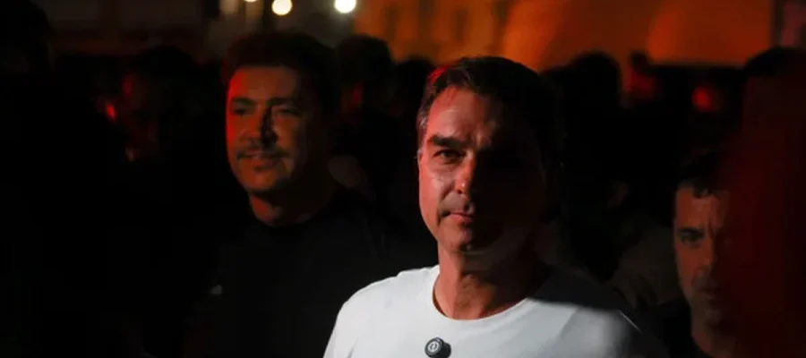 Após crise familiar, Flávio Bolsonaro participa de romaria e faz caminhada com apoiadores