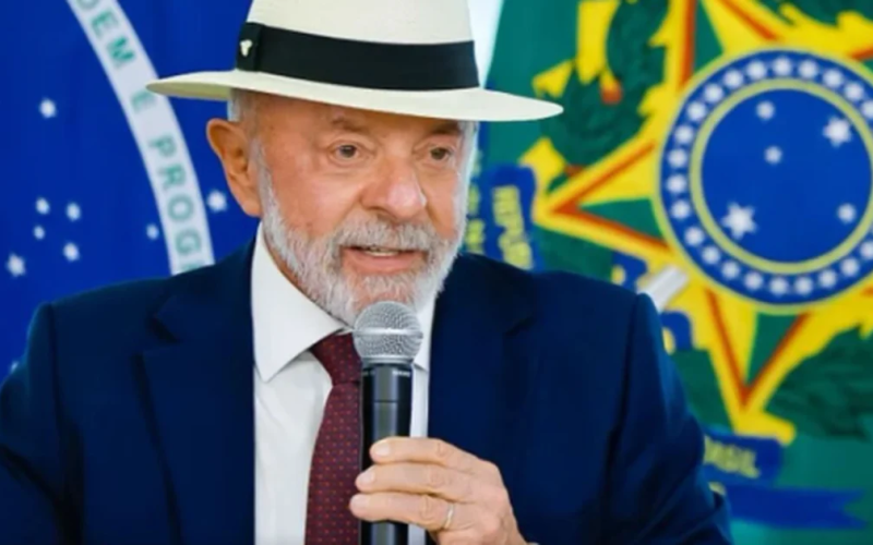 Lula confirma que mistura de etanol na gasolina subirá de 30% para 32%