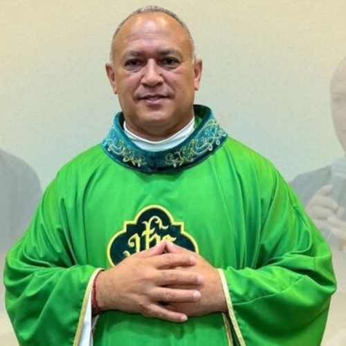 Padre morre após ser atropelado durante caminhada